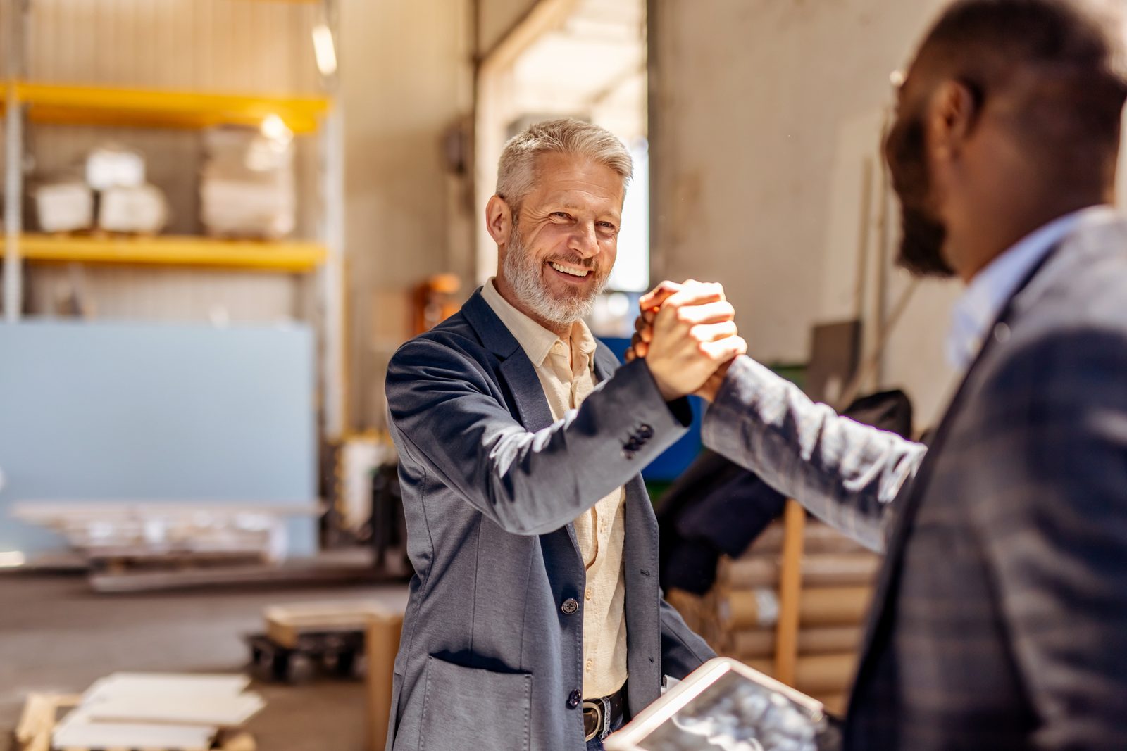 Poignée de main scellant une transmission d'entreprise